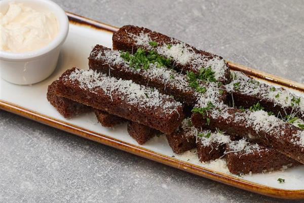 Чесночные гренки с сырным соусом