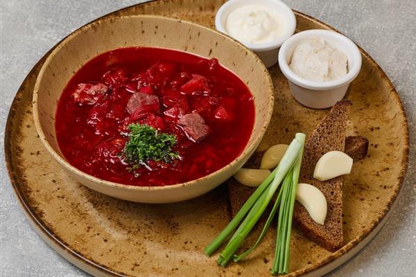 Традиционный борщ с салом и чесноком