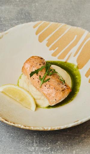 Стейк лосось с пюре из корня сельдерея