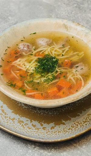 Домашняя лапша на курином бульоне с фрикадельками