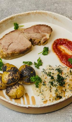 Стейк из свиной шеи с мини-картофелем и квашеной капустой