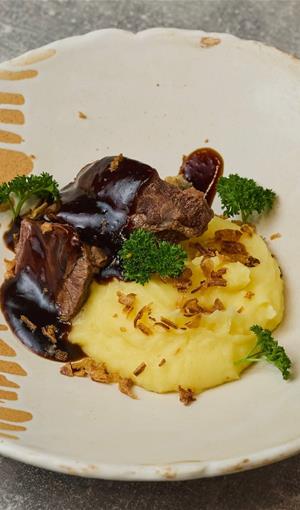 Томлёная телятина с картофельным пюре и соусом демигласс