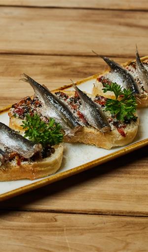 Брускетта с балтийской шпротой